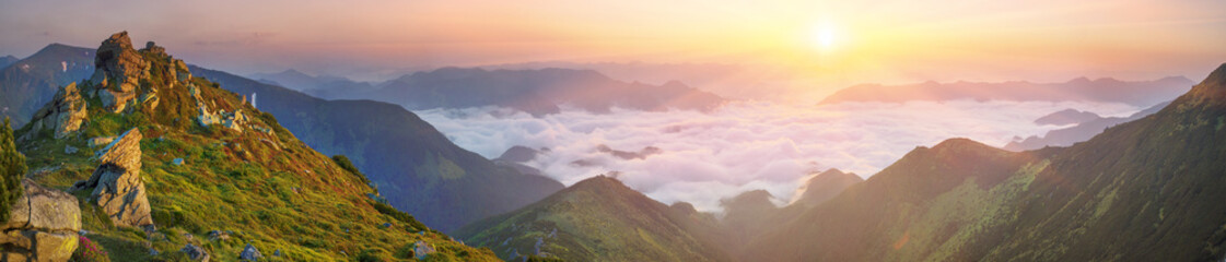 Wall Mural - Dawn above the sea of fog