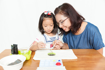 Mother teach daughter to painting