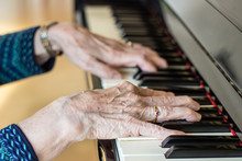 Hände Einer Alten Frau Am Klavier