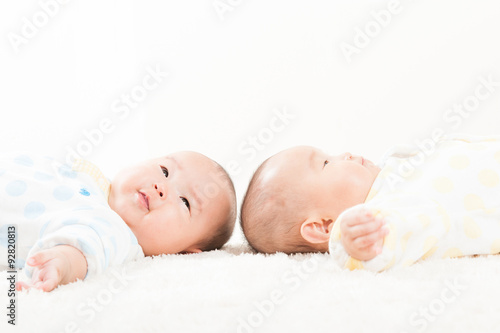 仰向けに寝そべっている双子の赤ちゃん Buy This Stock Photo And Explore Similar Images At Adobe Stock Adobe Stock