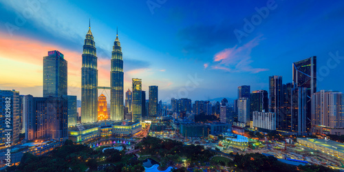 Zdjęcie XXL Panoramę Kuala Lumper w zmierzchu