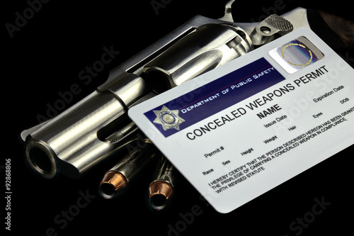 Fotografía Revolver y balas y permiso de arma oculta