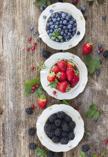 Naklejka - mata magnetyczna na lodówkę fresh raspberry, red currunt and blueberry