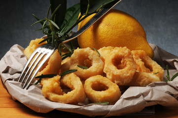 Wall Mural - Calamari fritti Calmars frits Calamares fritos  Rabas Жареные кальмары Calamares a la romana Fried Տապակած կաղամար Gebratene tintenfisch الحبار المقلي 揚げイカ 炸鱿鱼 