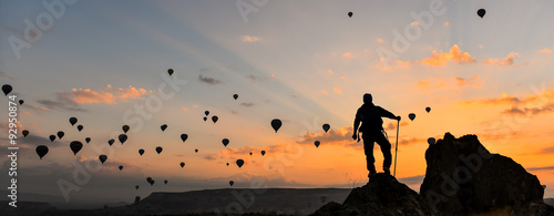 Fotografía gökyüzündeki uçan balonları izlemek
