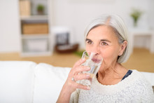Rentnerin Trinkt Ein Glas Wasser