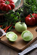 primo piano pomodori verdi sfondo verdure ed ortaggi 