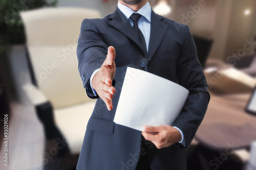 Fotografía Stretta di uomo mano en Ufficio di lavoro por colloquio