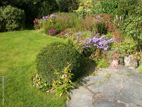 Private Terrasse Mit Naturstein Und Garten Mit Buchsbaum In