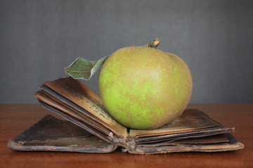 Wall Mural - Pomme et vieux livre 