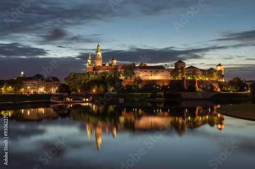 Fototapeta na wymiar Wawel Castle and Wawel cathedral seen from the Vistula boulevards in the morning