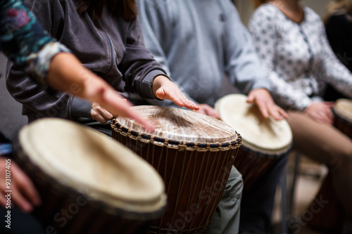 Fotografía Group of people playing on drums - therapy by music