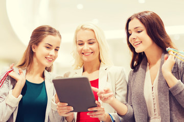 Canvas Print - happy young women with tablet pc and shopping bags