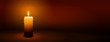 Erster Advent, eine Kerze - Kerzenschein auf dunkelbraunem Panorama Hintergrund - Adventszeit Banner. Horizontaler Banner für Homepage. Vorlage für Grußkarten, Trauerkarten und Traueranzeigen.