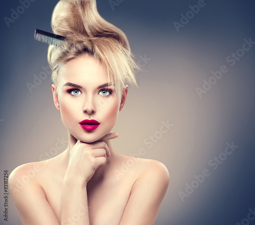 Obraz w ramie Beauty woman with modern hairstyle and perfect glamour makeup