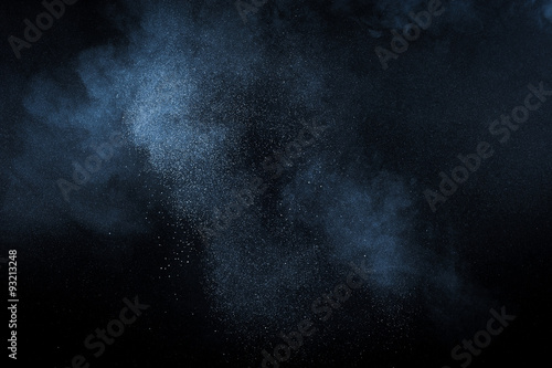 Fotografia abstract white dust explosion on black background