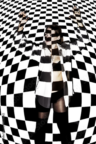 Dekoracja na wymiar  piekna-kobieta-pokryta-czarno-bialymi-kwadratami