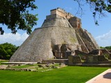 Fototapeta Miasta - View of the main pyramid at Uxmal in Mexico
