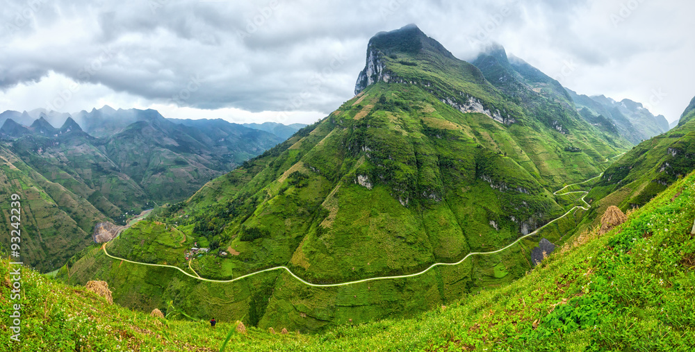 Obraz na płótnie Unique bow Ma Pi Leng Pass, Ha Giang, Vietnam with clouds majestic mountains all year round attracting your soul to behold w salonie