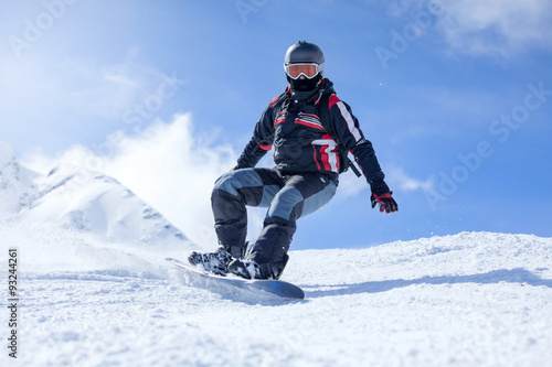 Cuadros en Lienzo Snowboarder en acción en las montañas