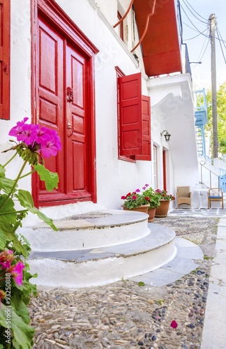 Obraz uliczka Grecka   czerwone-drzwi-w-fasadzie-greckiej-uliczki