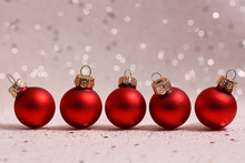 Vijf Rode Kerstballen Met Glitters Op De Achtergrond
