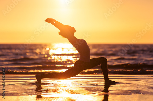 Fotografia woman practicing yoga