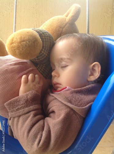 Photographie  Baby resting with a teddy bear