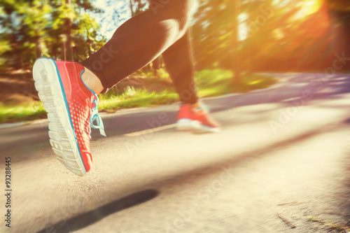 Cuadros en Lienzo Corredor de la mujer corriendo por una pista al aire libre