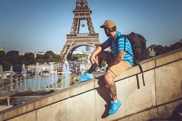 tourist man in summer clothing over elfel tower.