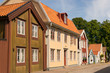 Alte Häuser aus dem 19. Jh. in der Altstadt von Kalmar, Schweden. Typische, schwedische Holzarchitektur in leuchtenden Farben