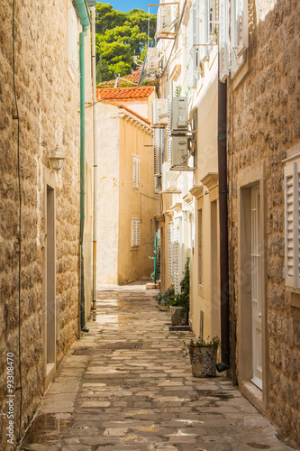 Naklejka na drzwi Narrow street in the Old Town in Dubrovnik, Croatia