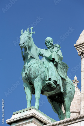 Cuadros en Lienzo Paris - Equestrian Statue of Saint Louis on basilica Sacre Coeur