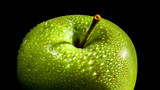 Fototapeta Dziecięca - Frischer Apfel mit Tautropfen 1