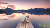 Fototapeta  - Hund und Kind am See