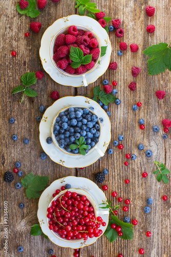 Naklejka dekoracyjna fresh raspberry , red currant and strawberry