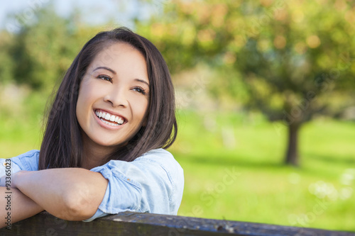 Foto Beautiful Asian Eurasian Girl Smiling with Perfect Teeth