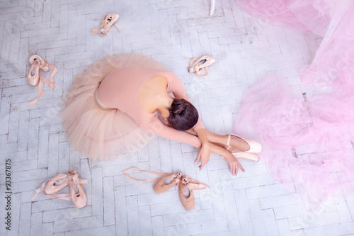 Fotomural Profesional bailarina de ballet descansando después de la actuación