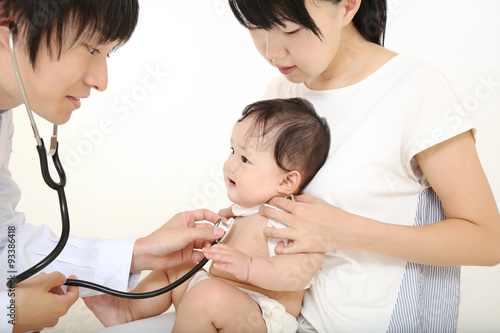 聴診器で診察を受ける女の子の赤ちゃん Stock 写真 Adobe Stock 聴診器で診察を受ける女の子の赤ちゃん Stock 写真 Adobe Stock