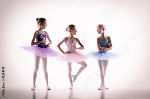 Nowoczesny obraz na płótnie Three little ballerinas in dance studio