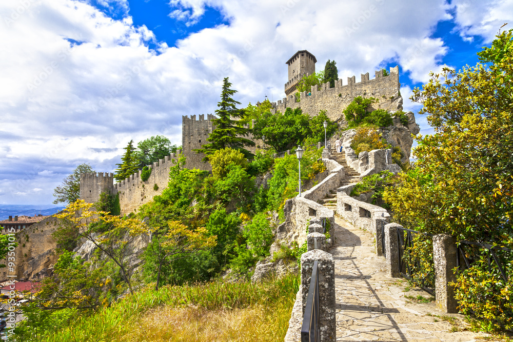 Obraz na płótnie scenic Italy series - San Marino, view with castle w salonie
