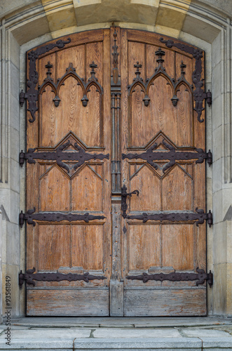 Naklejka na szybę Wooden gate to the St Joseph church in Krakow