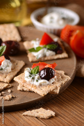 Fotografia, Obraz spuntino con formaggio alle erbe, olive e pomodoro