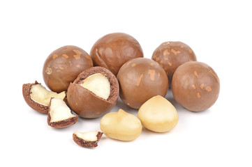 Wall Mural - macadamia nuts isolated on white background