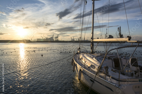 Obraz w ramie Yacht at sunset