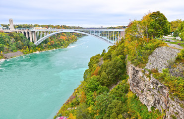 Wall Mural - view of rainbow bridge in niagara falls in autumn