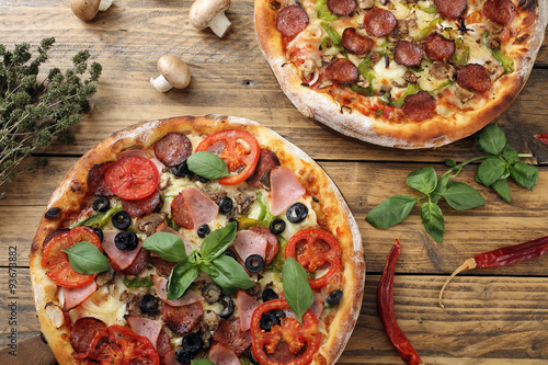 Fototapeta na szkło widok z góry pizza na prosty drewniany stół