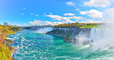 Wall Mural - panorama of niagara falls in autumn
