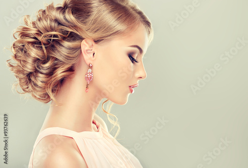 Obraz w ramie Beautiful model with elegant hairstyle . Beautiful woman with fashion wedding hairstyle and colourful makeup
