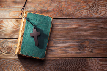 Canvas Print - Christian cross on bible